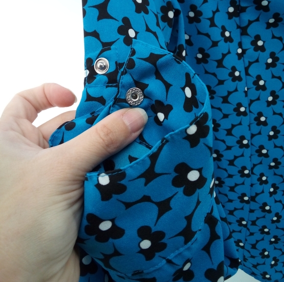 MICHAEL Michael Kors Blue Black Floral Metal Purse Zipper Charm Blouse Work M - Picture 9 of 11